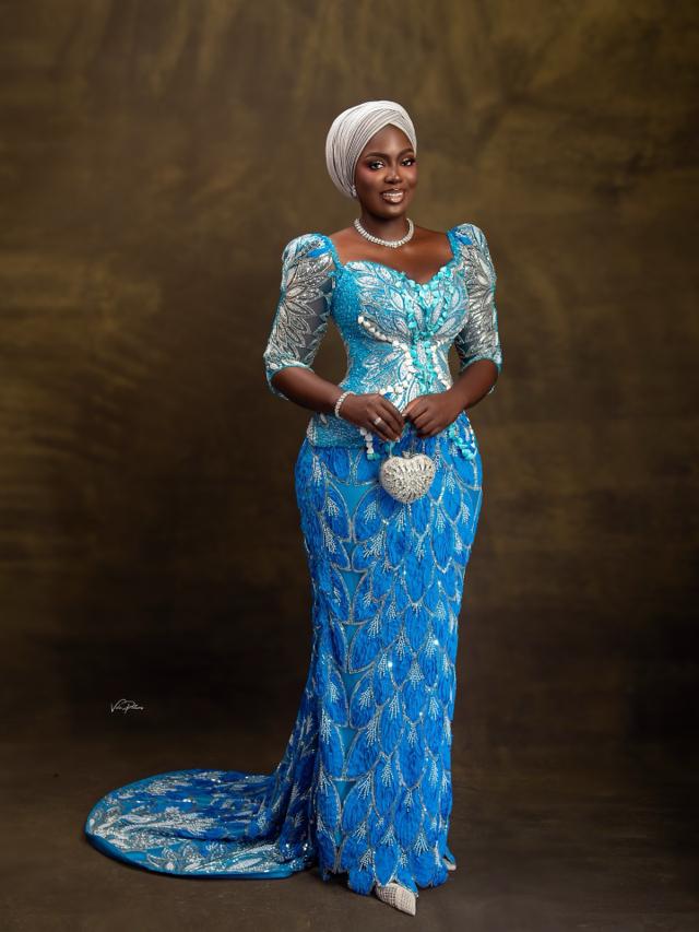 Electric Radiance: Peacock-Patterned Blue Gown with Silver Halo Gele |OutfitLibrary