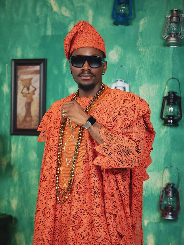 Tobi Bakre Defines Relaxed Sophisticated Street Style | OutfitLibrary.com