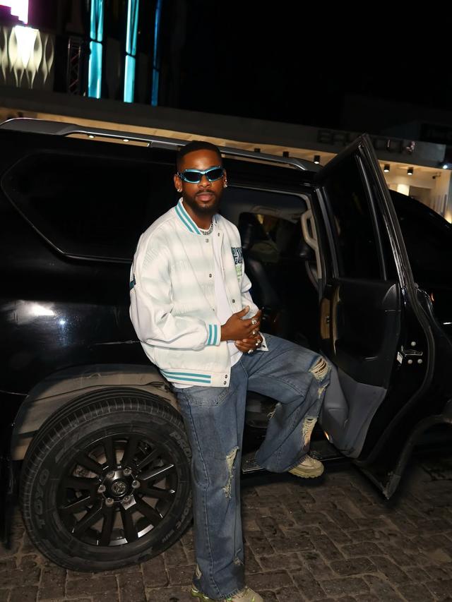 Mensan Crafts Chic Relaxed Smart-Casual Style | OutfitLibrary.com