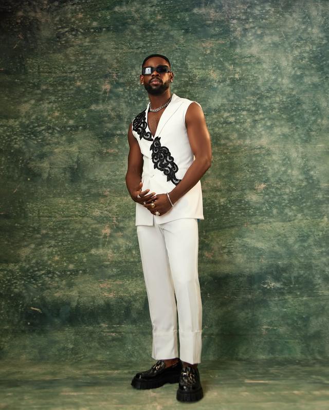 Mensan Nails Minimal Refined Street Style | OutfitLibrary.com