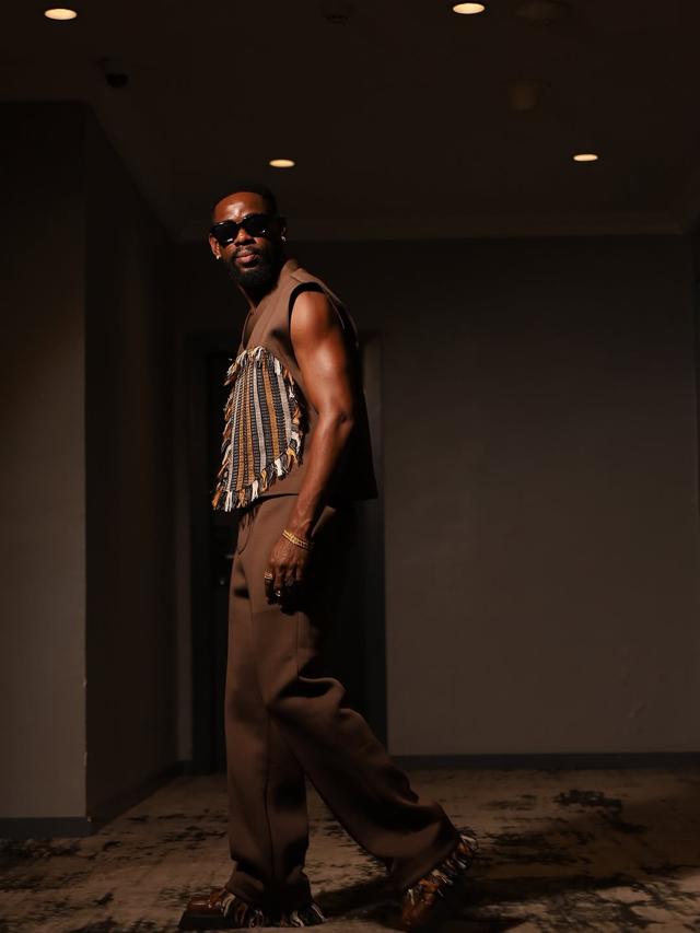 Mensan Nails Understated Elevated Casual Style | OutfitLibrary.com