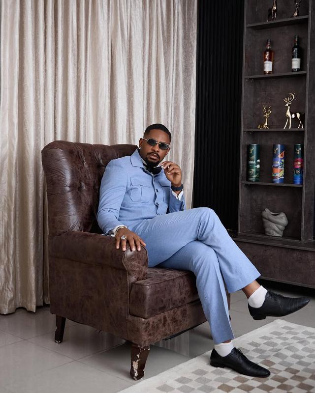 Cross Shows Casual Refined Street Style | OutfitLibrary.com