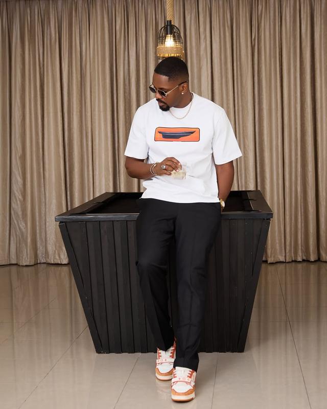 Cross Serves Effortlessly Modern Street Style | OutfitLibrary.com